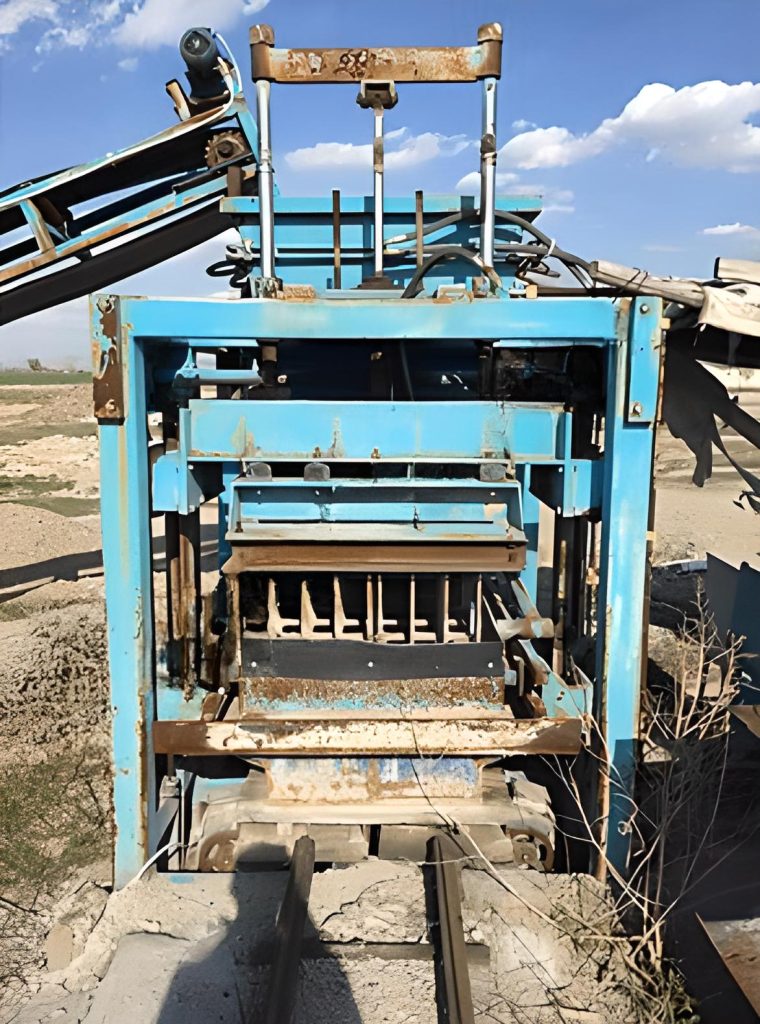 Подержанная полуавтоматический вибропресс для производства 8 бетонных блоков